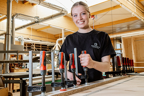 Emily Mozic - Auszubildende Schreinerin in der Schreinerei der Bauereiß Ambiente-Manufaktur in Bad Windsheim