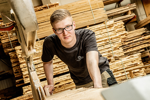 Tom Hesse - Schreiner in der Schreinerei der Bauereiß Ambiente-Manufaktur in Bad Windsheim