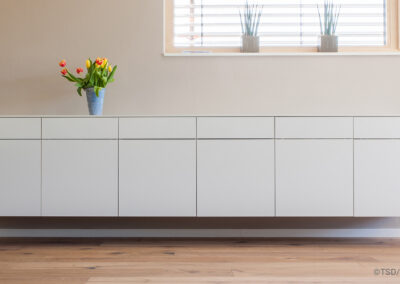 Lowboard hängend in weiß