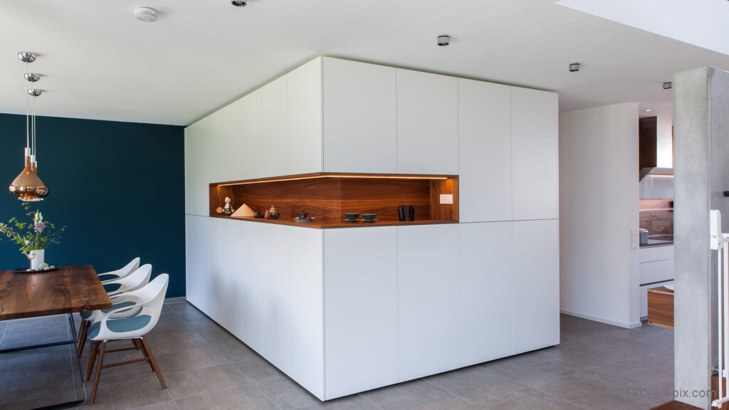 Einbauschrank in Weiß mit Nische aus Nußbaum