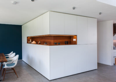 Einbauschrank in Weiß mit Nische aus Nußbaum