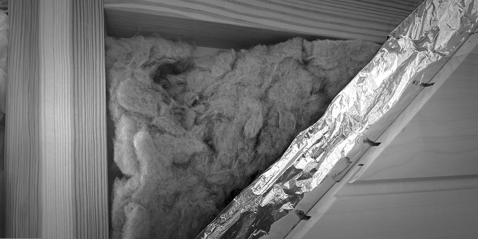 Nachteilige herkömmliche Saunawand mit Dämmstoff und Alufolie