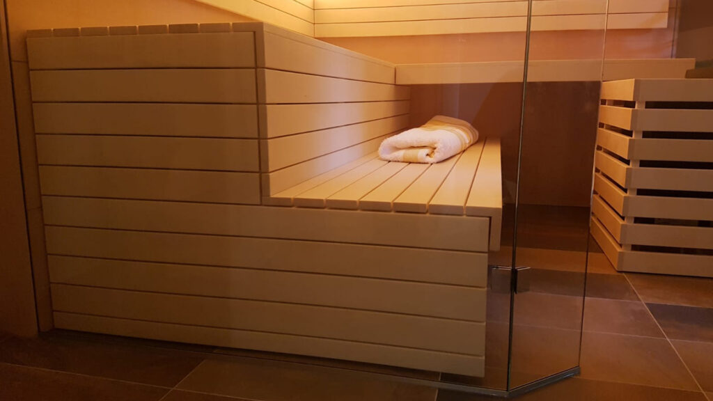 Design-Sauna aus Espe mit Glasfront ringsum