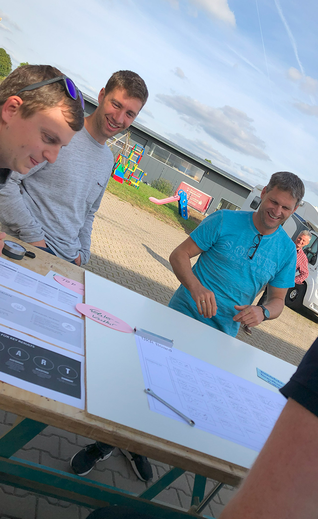 Die Schreiner Markus Hassler, Daniel Hertlein und Alexander Günther auf dem Hof der Schreinerei Bauereiß Ambiente Manufaktur in Bad Windsheim am Stategietag