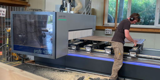 Schreiner an der CNC